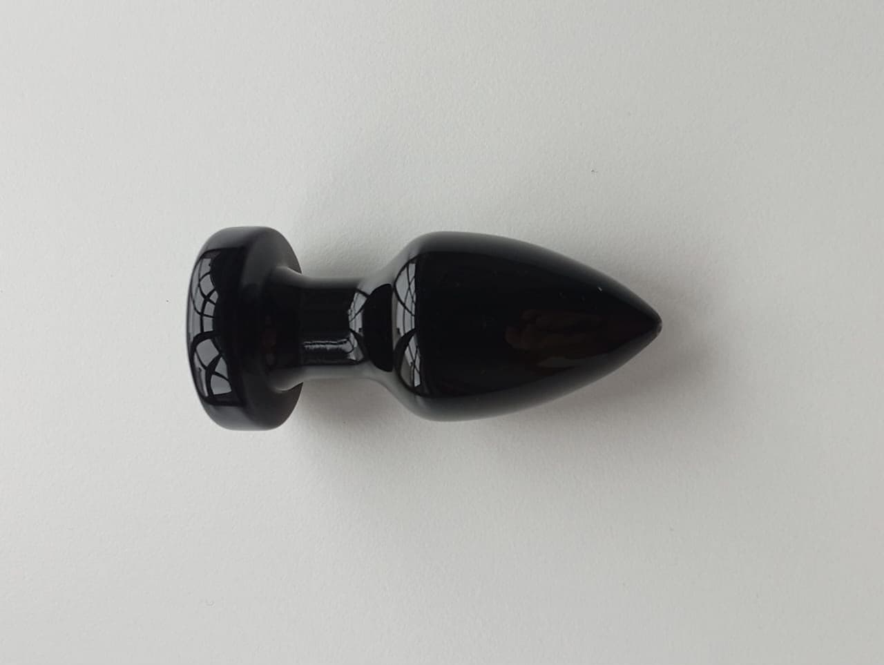 Vara Faro en obsidiana, vista frontal sobre terciopelo